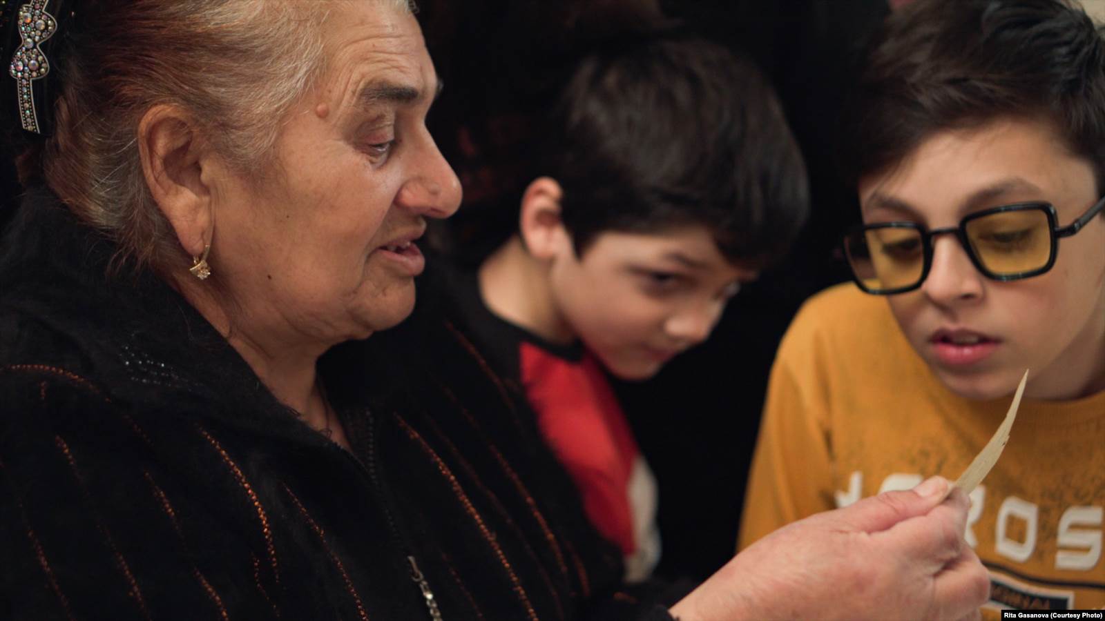 Баба Рая з дітьми