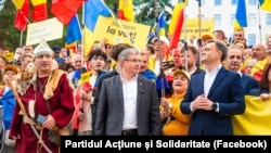 Молдова, лідер партії PAS Ігор Гросу (у центрі) та прем'єр-міністр Дорін Речан (праворуч) на мітингу партії в Кишиневі, 26 вересня 2025 року