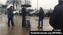Багаж пасажира, якого через VIP-термінал проводжала знімальна група «Схем», забрали одразу ж на вході до залу офіційних делегацій
