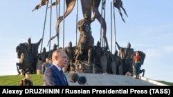 Владимир Путин на открытии памятника князю Александру Невскому, деревня Самолва, 11 сентября 2021
