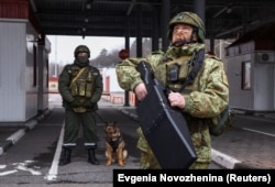 Белорусский военнослужащий с устройством для борьбы с беспилотниками на границе с Украиной, на пограничном переходе Новая Гута в Гомельской области. 28 января 2025 года