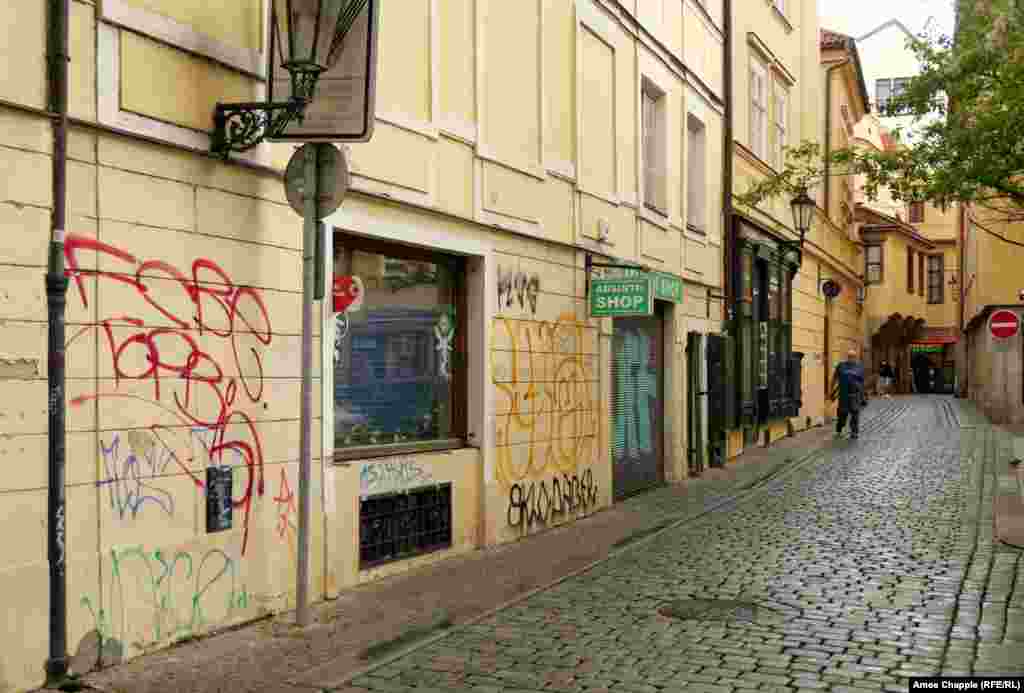 Але в той час, як більшість закладів у центрі міста знову відчинилися 25 травня, деякі з них зачинилися назавжди, а на деяких зачинених вітринах – з'явились графіті