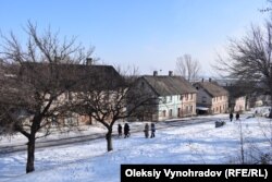 В этих домах жили бельгийские строители. В некоторых из них до сих пор живут люди