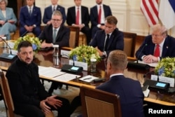 Зеленський, Стармер, Макрон, Трамп, Стубб під час переговорів. Білий дім, Вашингтон. 18 серпня 2025 року