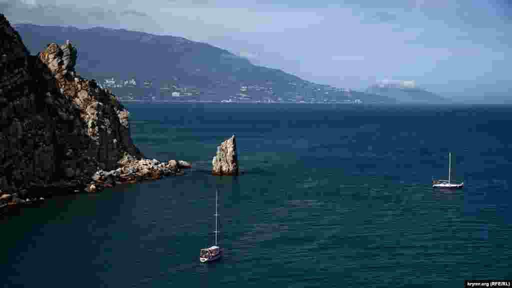 Одинокие яхты возле скалы Парус вблизи Гаспры – Большая Ялта