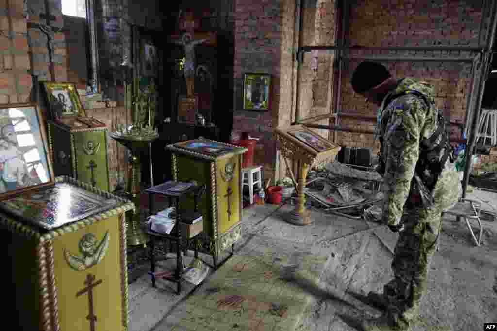 Військовий з українського патруля у напівзруйнованій церкві селища Піски під Донецьком, 26 жовтня 2015 року