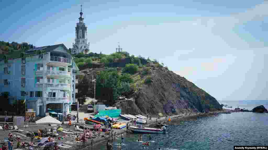 Пляж общего пользования «Континент» под храмом-маяком святого Николая Мирликийского