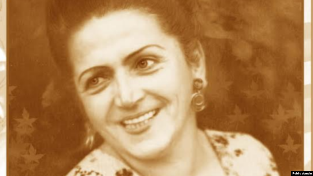 Сабрие Эреджепова родилась 12 июля 1912 года в Бахчисарае. До прихода нацистов в Крым Сабрие успешно занималась музыкой – работала в Крымском радиокомитете, пела на Всесоюзных фестивалях и конкурсах