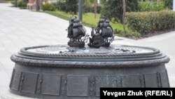 Матросский бульвар в Севастополе: «фонтан с золотыми рыбками» и уличный кот (фотогалерея)