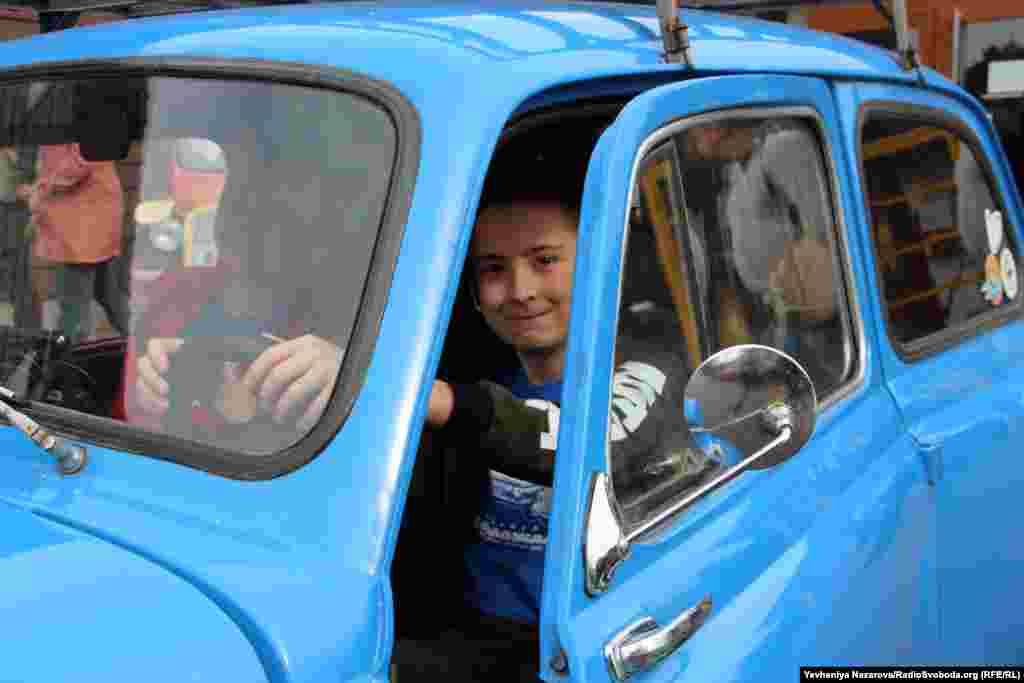 Перші «запорожці» коштували відносно недорого – 960 тодішніх карбованців, тому швидко здобули популярність, яку не втратили і до сьогодні. Охочих посидіти за кермом ретро автомобілів під час святкування 60-річчя легендарної машини не бракувало