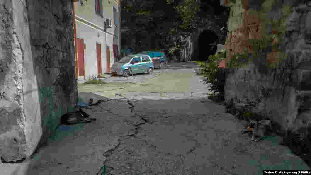 Акведук охороняють двоє «вартових»