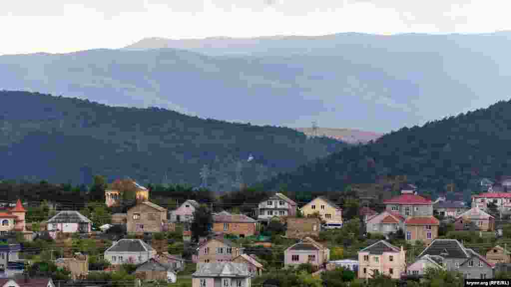 Дальше за домами и ближним лесистым склоном начинается Добровская долина, а за ней – отроги Долгоруковской яйлы