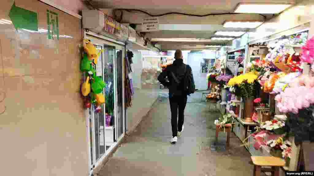 Цветочные ряды под кольцом занимают больше всего места. Эта цветочная лавка – самая крупная в городе