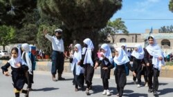 Visele fetelor din Afganistan sunt spulberate o data cu încheierea anului școlar Visele fetelor din Afganistan sunt spulberate o data cu încheierea anului școlar