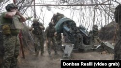 Українські артилеристи ведуть вогонь із американської гаубиці М777 в районі Курахового