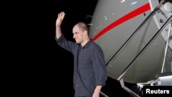 Американський журналіст Еван Гершкович, якого звільнили з-під варти в Росії, махає рукою після посадки літака у США, 1 серпня 2024 року