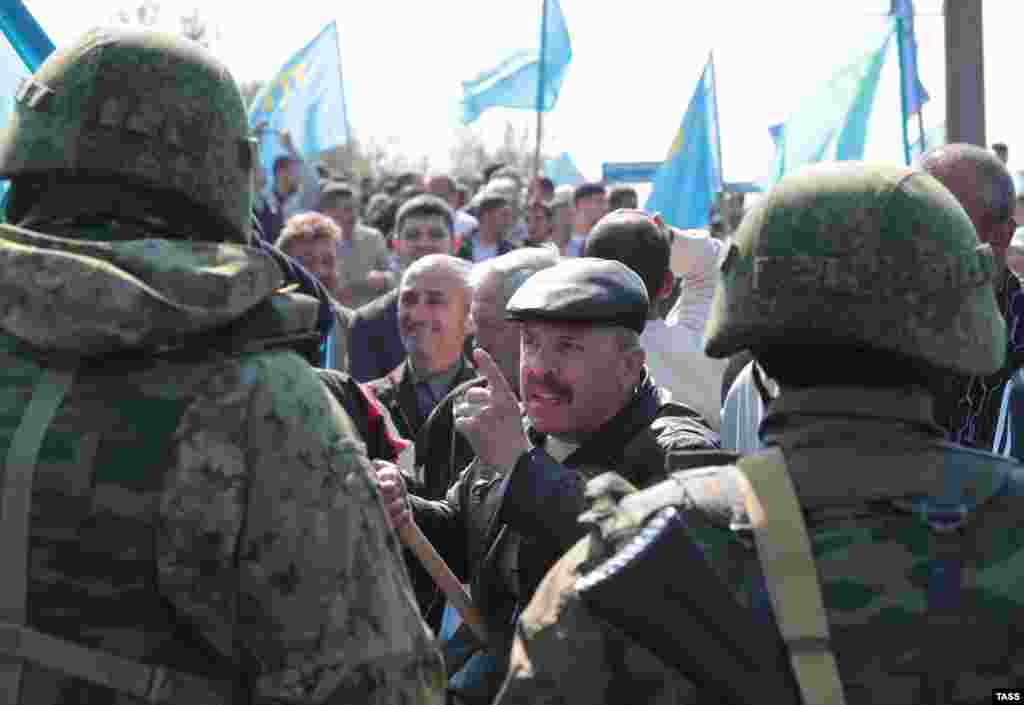 «Некоторые из людей старались поговорить и объяснить этим военным, что это – территория Украины и что мы имеем право передвигаться по этой земле беспрепятственно», – добавляет крымскотатарский активист Османов