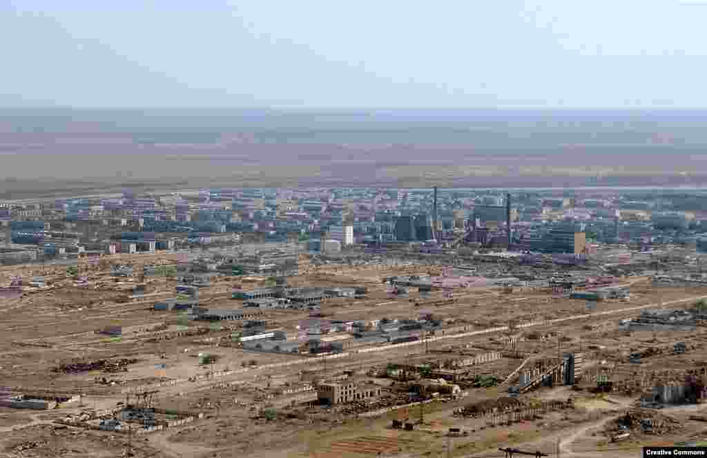 Вид на город Байконур с воздуха в 2009 году, когда население города составляло 36 тысяч человек. Вся экономика Байконура базируется на космической индустрии. В советские времена 70 процентов населения были этническими русскими, остальные – казахи. Со времен распада СССР пропорции изменились на прямо противоположные