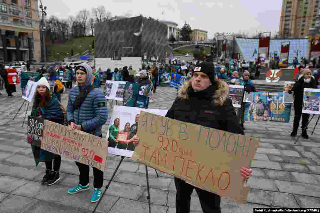Звільнені з російського полону українські військові на мирній акції на майдані Незалежності у Києві. «Ми зібралися тут на цю акцію, щоб підтримати, щоб весь світ підтримав, щоб не забували, що вони перебувають у полоні. Чим довше вони в полоні, тим більше над ними тортур там і про них більше забувати почали», – каже Світлана Жерміль