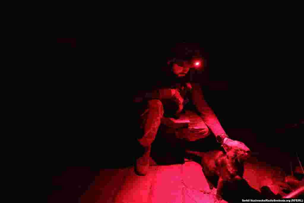 До військових прибиваються коти, адже у покинутих селах немає людей. Якщо бійці знаходять собак на прив'язі, то відпускають