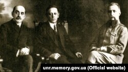 Голова Директорії УНР Симон Петлюра (у центрі), керівник дипломатичної місії УНР у Швейцарії Микола Василько (ліворуч) та співробітник дипломатичної місії УНР у Будапешті генерал Володимир Сікевич. 1921 рік ///