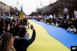 Тисячі протестувальників зібралися в Будапешті на акції проти вторгнення Росії в Україну, 26 лютого 2022 року