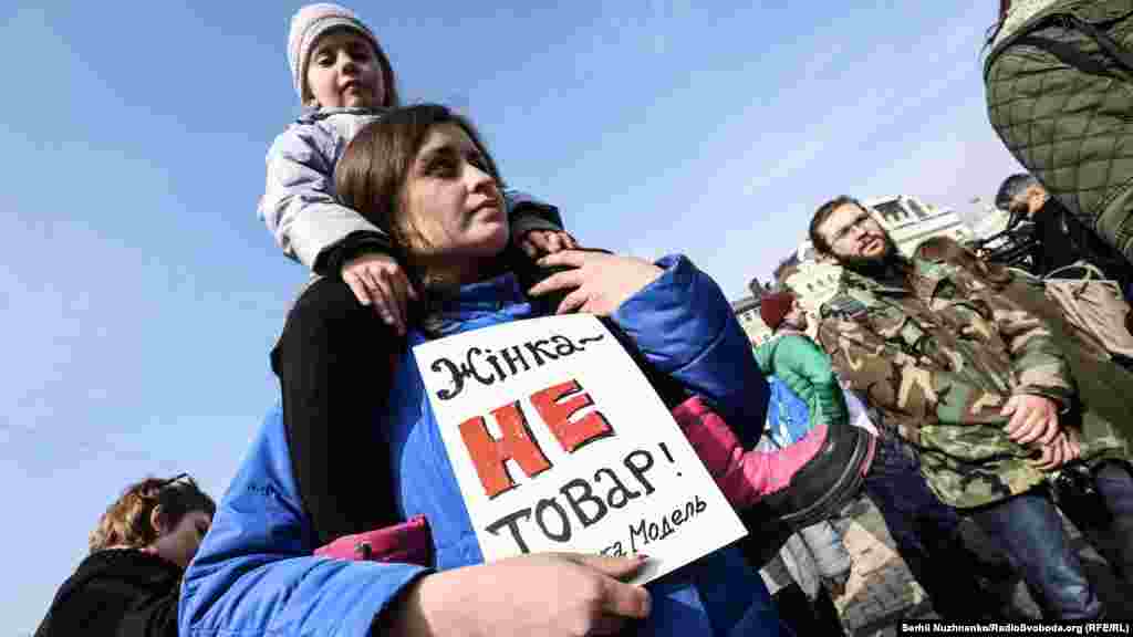 Марш за права жінок у Києві, 8 березня 2017 року  ПЕРЕГЛЯНЬТЕ ФОТОГАЛЕРЕЮ