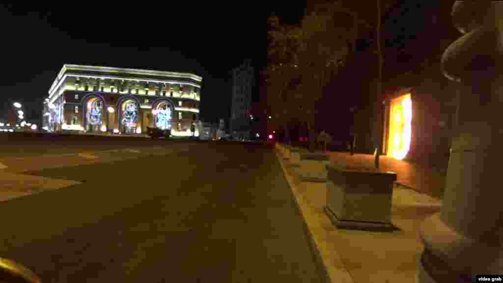 "Горящая дверь Лубянки – это перчатка, которую бросает общество в лицо террористической угрозе. Федеральная служба безопасности действует методом непрерывного террора и удерживает власть над 146 000 000 человек. Страх превращает свободных людей в слипшуюся массу разрозненных тел". Так описывается акция Павленского у ФСБ. 