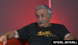 Minerii s-au dus la apartamentul în care locuia Petre Mihai Bacanu și familia lui, dar nu au găsit pe nimeni acasă.