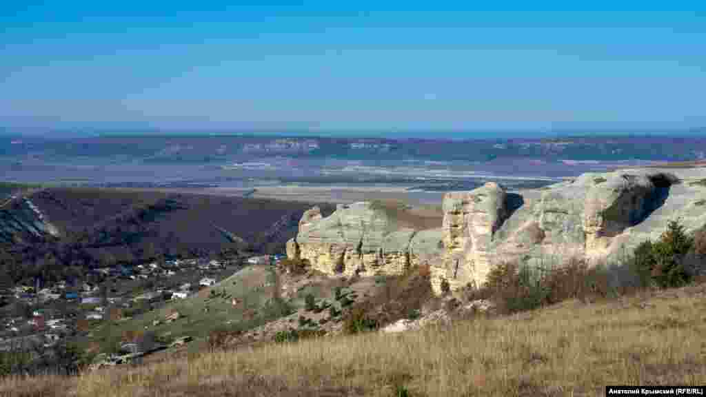 Залитые зимним солнцем Гогерджин-Ювасы. Внизу – село Белокаменное