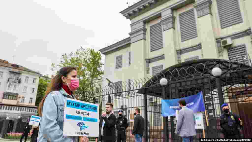 Только за полторы недели августа 2015 года в Крыму пропало трое крымских татар – на тот момент 45-летний Мухтар Арисланов, проживавший в симферопольском микрорайне Фонтаны, а также Мемет Селимов (1986 года рождения) и Осман Ибрагимов (1988 года рождения) – жители Мирновского сельсовета Симферопольского района.  Тогда крымский активист Нариман Джелял сообщил, что «по неподтвержденной информации родителей, Селимов Мемет и Ибрагимов Осман могли быть похищены и в данный момент незаконно удерживаются неизвестными лицами в Симферополе или окрестностях»