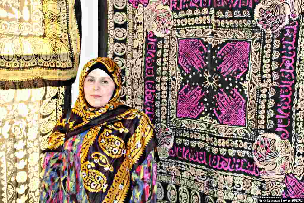 Никто точно не знает, при каких обстоятельствах в Дагестан попал этот тип платка. По одной из версий, их поставляли через Дербент, по другой – привозили из Азербайджана лакцы, которые продолжительное время работали в этой стране. 