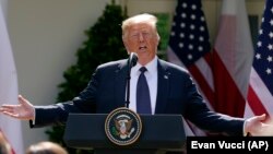 ټرمپ وايي، له پوتین سره د اټومي وسلو د نه پراختیا په څېر د مهمو موضوعاتو په اړه خبرې کړې.