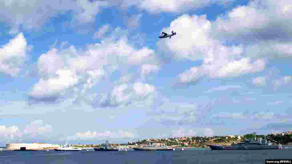 Пролет над Севастопольской бухтой противолодочного самолета-амфибии Бе-12 «Чайка»