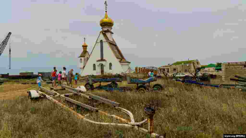 На его территории есть почти все для полноценного проживания и отдыха – кафе, деревянные домики, дельфинарий, плавсредства и оборудование для подводного плавания. И даже оригинальной конструкции храм. Его возводят уже не один год и в следующем году, наконец-то, собираются открыть