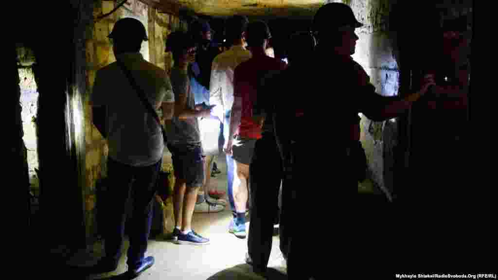 Коридори у сховищі дуже вузькі, люди йдуть вервечкою. Гіди постійно нагадують: «Ліхтарики вниз», щоб туристи не сліпили один одного