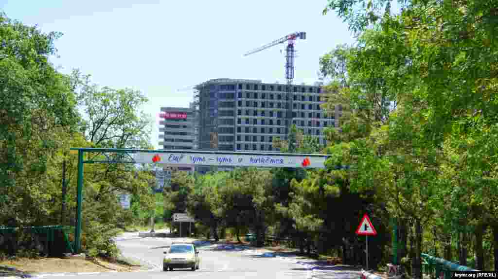 При въезде со стороны Артека сразу можно наткнуться на ряд строек