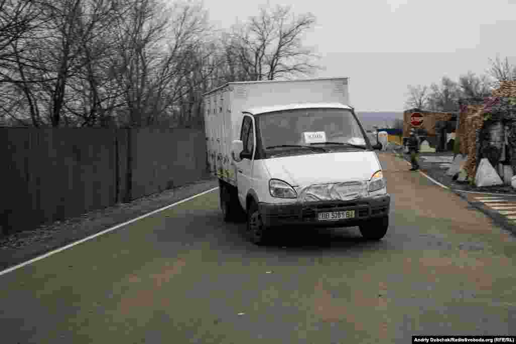 Через КПВВ «Золоте» дозволений проїзд автотранспорту місцевих жителів та обслуговуючого персоналу, який рухається у селища на лінії зіткнення – Катеринівку та Золоте-4.