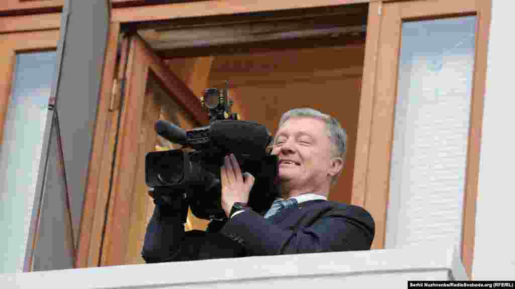 П&#39;ятий президент України Петро Порошенко на балконі президентської адміністрації. Кілька тисяч людей прийшли на Банкову до Порошенка, чия президентська каденція добігає кінця, щоб висловити подяку за зроблене ним для України. Київ, 22 квітня 2019 року