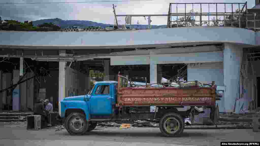Сам комплекс принадлежал «Первому украинскому международному банку», главный акционер которого – Ринат Ахметов