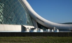 Деталі будівлі парламенту біля його головного входу