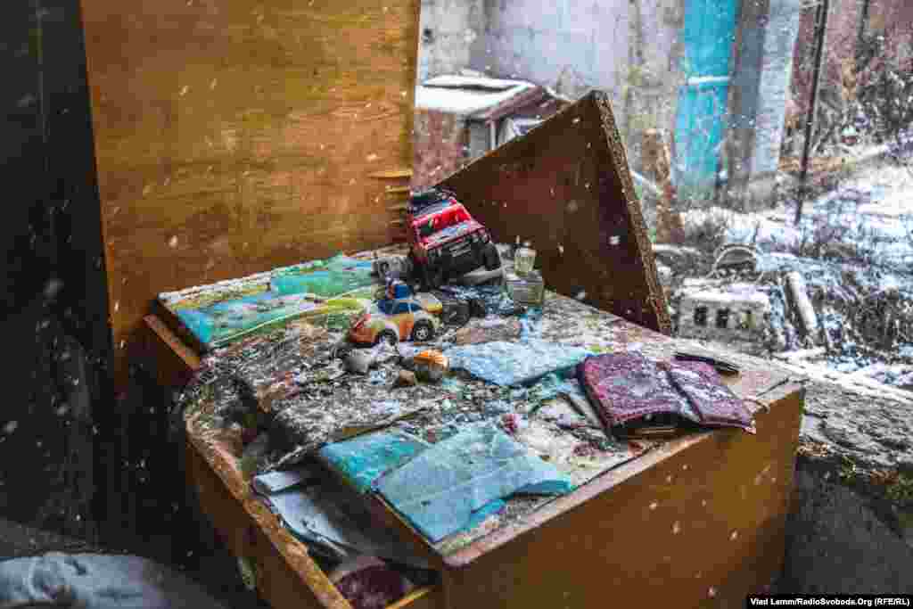 Тепер у цих будинках дитячими іграшками «грається» сніг