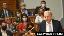 Premijer Zdravko Krivokapić je poručio da neće podnijeti ostavku na zahtjev Demokratskog fronta, ali je naglasio da će prihvatiti svaki stav poslanika parlamentarne većine (na fotografiji: Krivokapić u crnogorskoj Skupštini, Podgorica, 24. jun 2021.)
