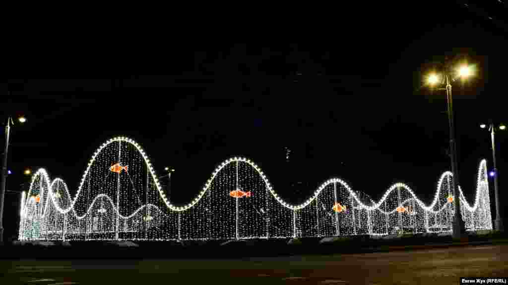 Новое световое «ограждение» в виде волн вокруг транспортного кольца на площади Ушакова