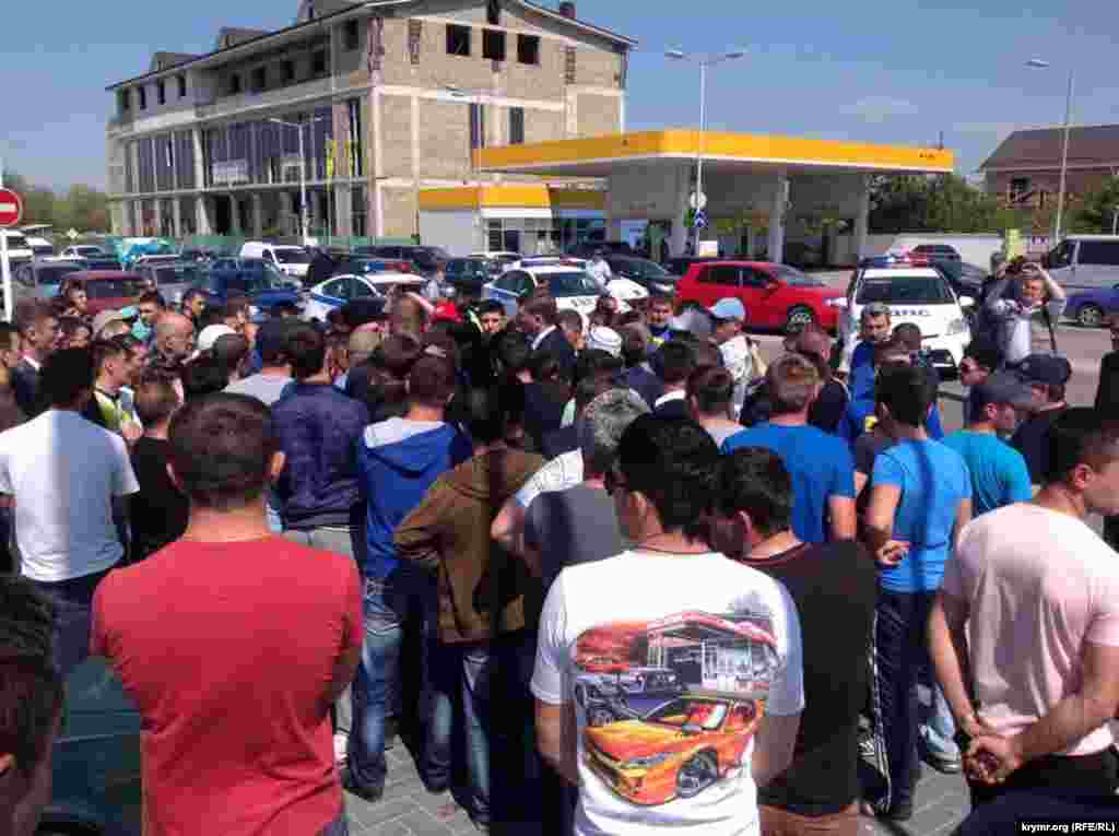 Рік 2015-й, Сімферополь, селище Ак-Мечеть. Спроба провести автопробіг 18 травня натрапила на протидію російської влади Криму. Як тільки кримськотатарська колона покинула селище Ак-Мечеть, її одразу заблокували машинам ДПС і автозаками. 18 травня – лакмусовий папірець, як ніщо інше чітко проявляє ставлення влади до кримських татар. Україна раніше не те, щоб особливо допомагала, але хоча б не намагалася заважати. Росія взяла курс на повне знищення традиції увічнювати пам'ять жертв депортації, тому що Радянський Союз не міг здійснювати злочинів і «взагалі, вони самі винні». Заборона Меджлісу як «екстремістської» організації, як видається російській владі, може поставити крапку в історії Дня пам'яті 18 травня. Але вільні кримчани знають – це лише три крапки ...