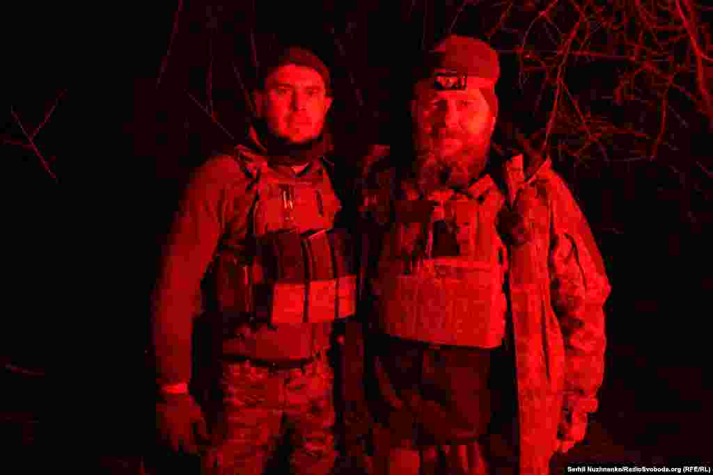 Два Валерія, син і тато, в одному підрозділі 126-ї окремої бригади територіальної оборони міста Одеси. Старший син із родини також служить в іншому підрозділі, на іншому напрямку. «Ми прийшли добровільно, щоб захищати невинних людей від цієї нечисті і дуже сподіваємось, що врятували дуже багато життів», – говорить молодший Валерій. Херсонська область, березень 2024-го