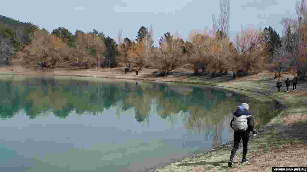 Весной на озеро приходит много туристов&nbsp;