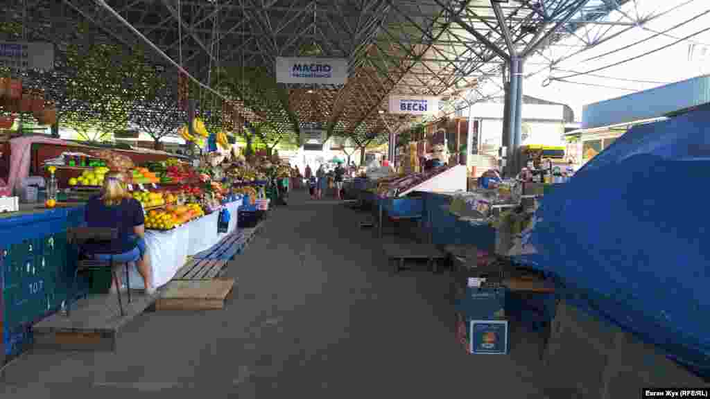 В рядах с овощами и фруктами – малолюдно
