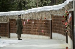 Польські військові беруть участь у церемонії на честь польських військовополонених, жертв радянського геноциду 1940 року, на польському військовому цвинтарі в Катині, Росія, 10 квітня 2013 року