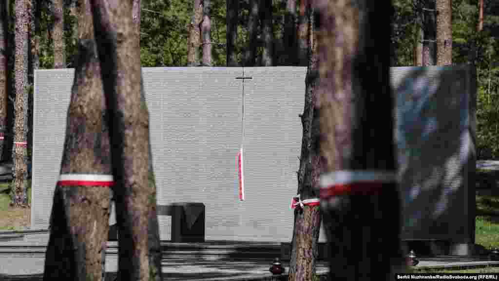 Меморіальні таблички пам’яті розстріляних поляків у Биківнянському лісі